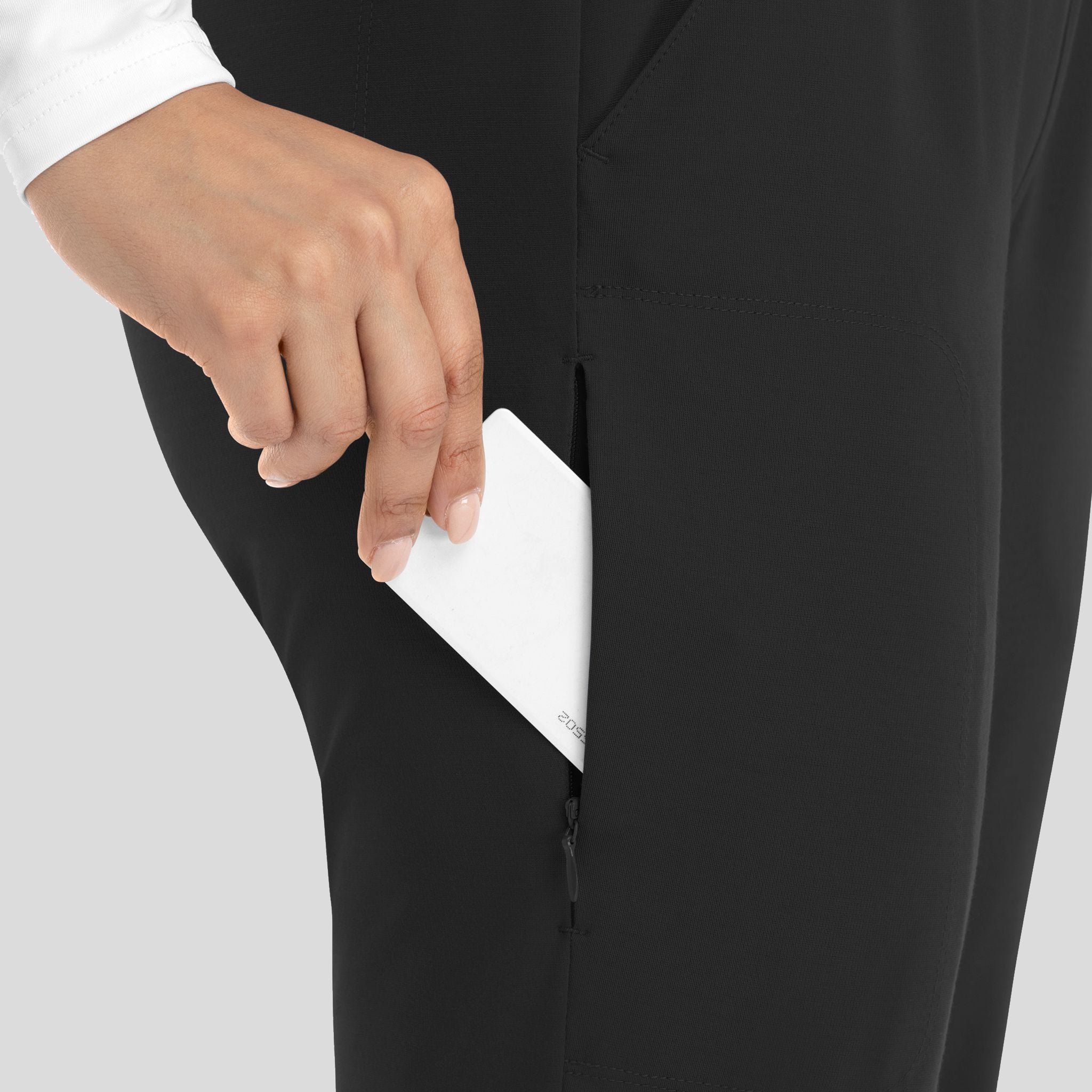 Maevn_Focus_60302_Black_pocket_right